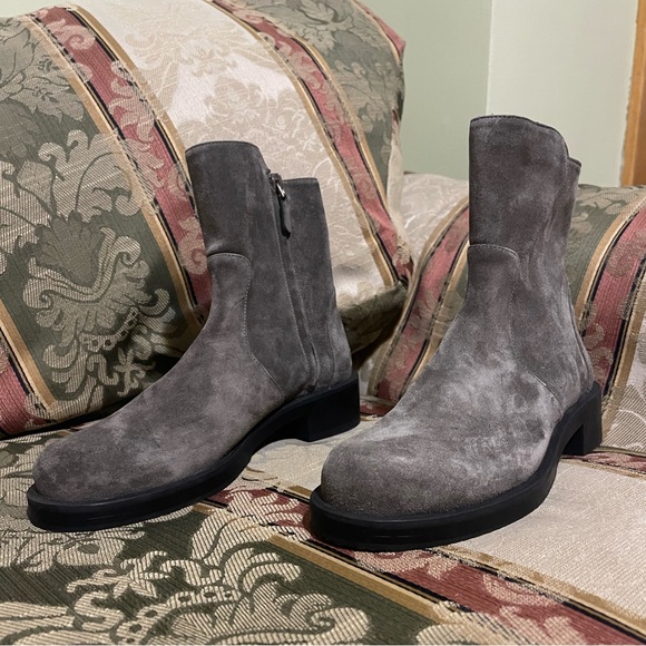 Stuart Weitzman 5050 Bold Zip Bootie. Size 6B Women 
N21-05 - Picture 8 of 8